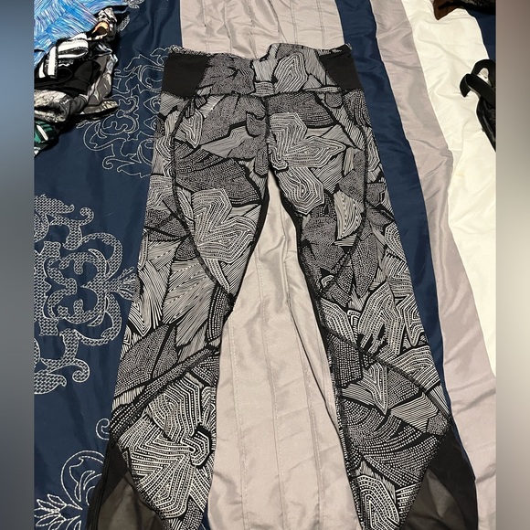 7/8(capri type) Lulu leggings - Picture 3 of 4